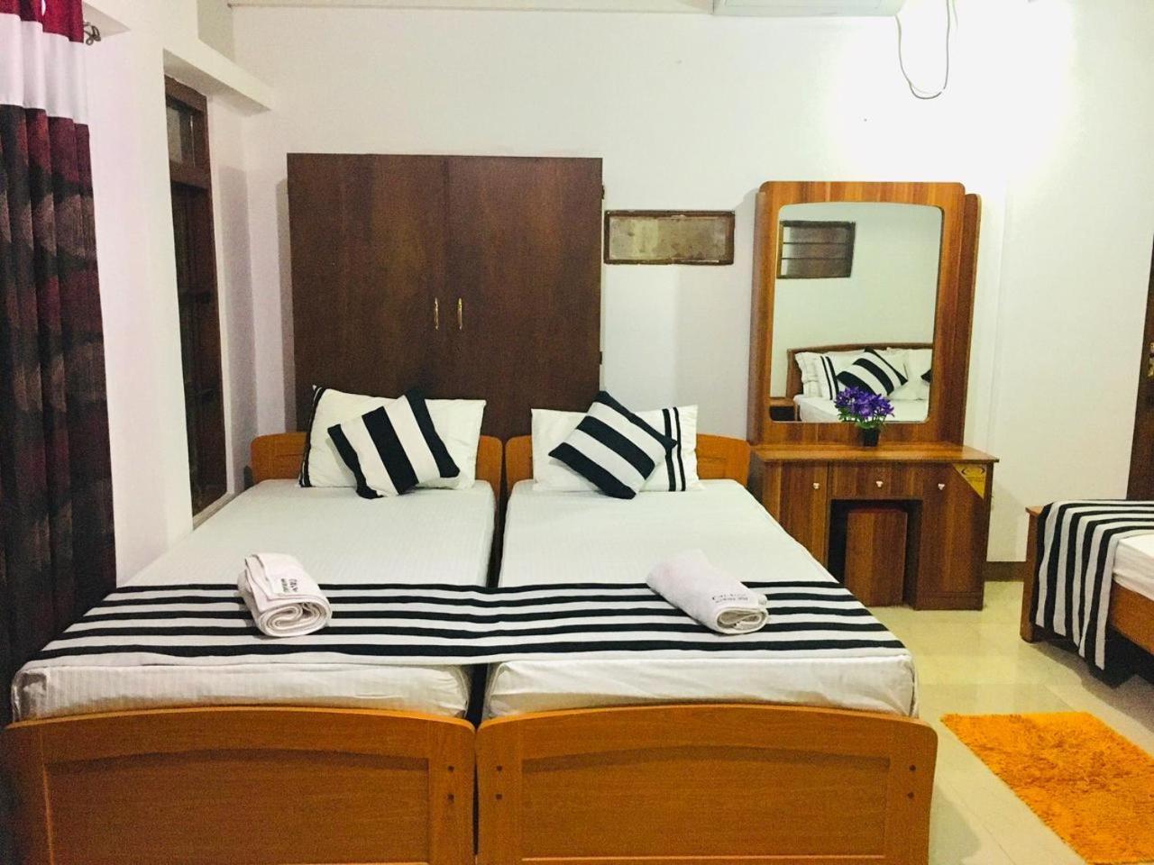 Aura City Hostel アヌラーダプラ エクステリア 写真