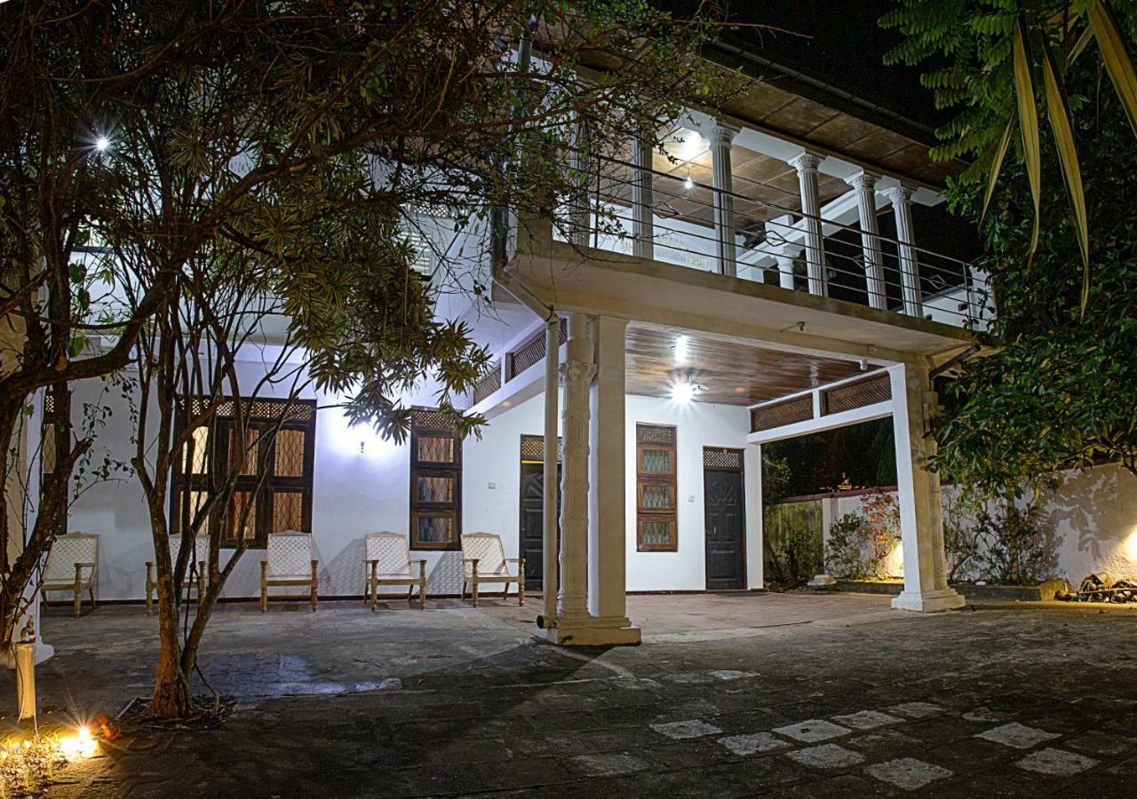Aura City Hostel アヌラーダプラ エクステリア 写真